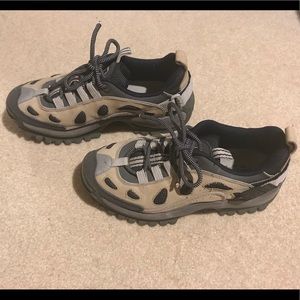 Low hiking Dos (Nevados) shoes